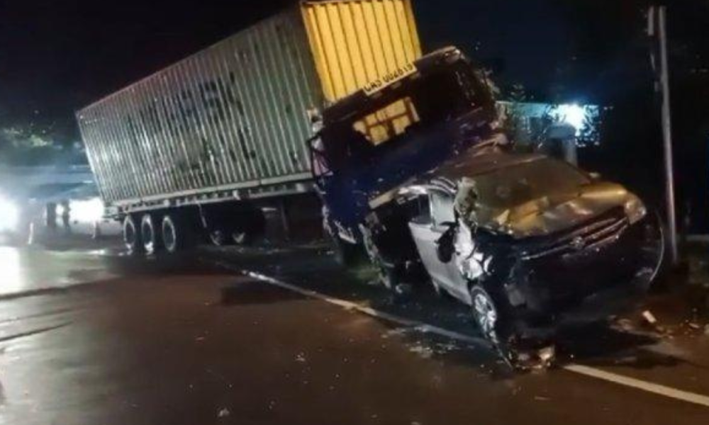 Rem Blong! Truk Kontainer Tabrak Dua Mobil di Tol Tanjung Mulia Medan