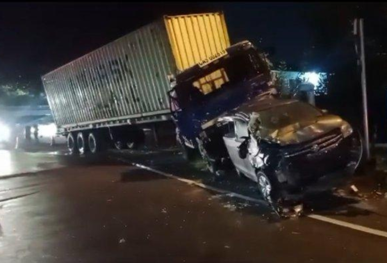 Rem Blong! Truk Kontainer Tabrak Dua Mobil di Tol Tanjung Mulia Medan