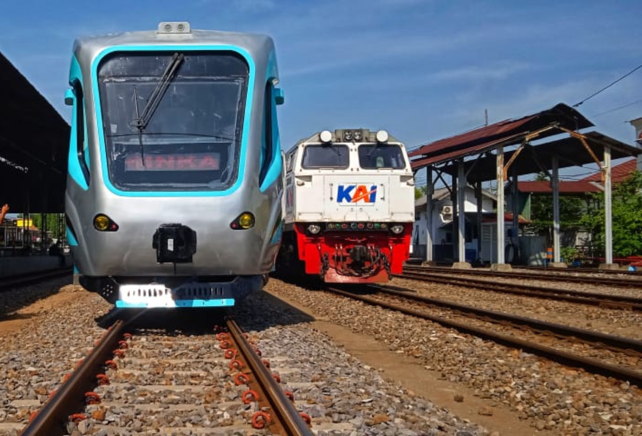 Sambangi Solo, Gibran Tinjau Uji Coba Kereta Tenaga Baterai Milik PT INKA