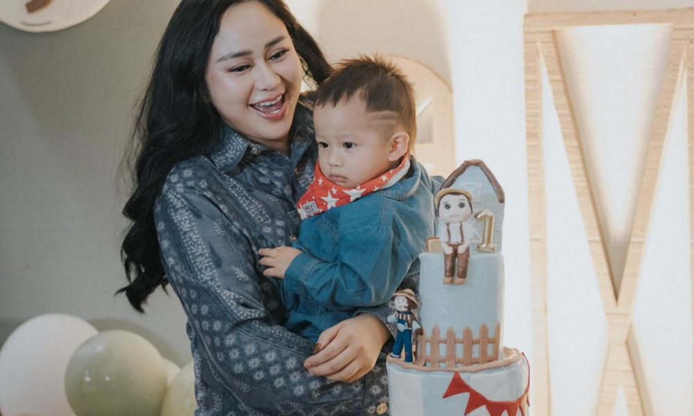 Ultah Pertama Anak, Denise Chariesta Bagi Bagi Sepeda untuk Anak Yatim Piatu