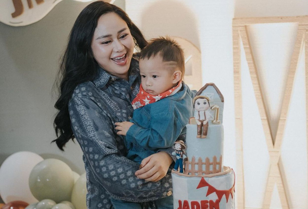 Ultah Pertama Anak, Denise Chariesta Bagi Bagi Sepeda untuk Anak Yatim Piatu