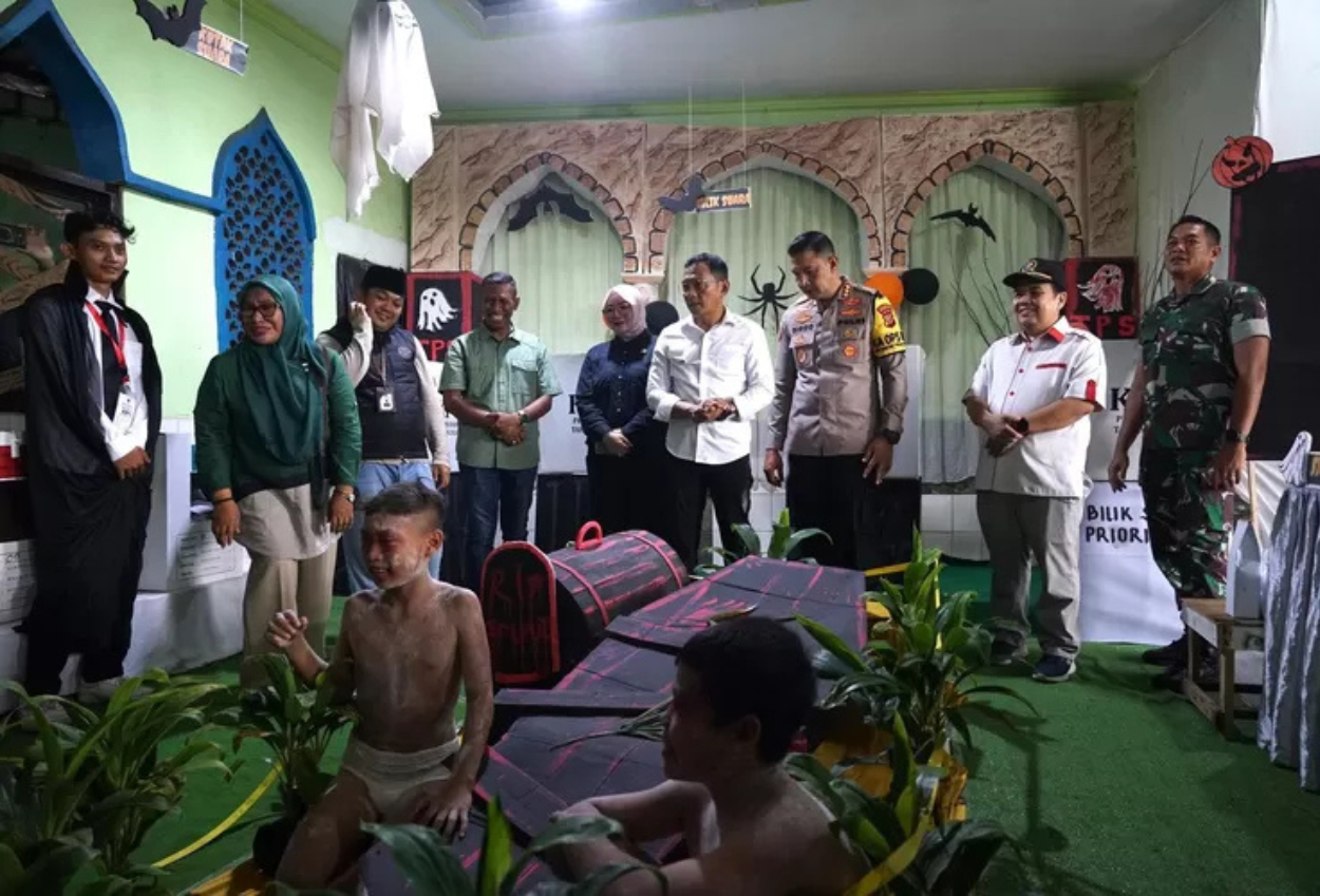 Unik! TPS di Bogor Dihias dengan Tema Halloween