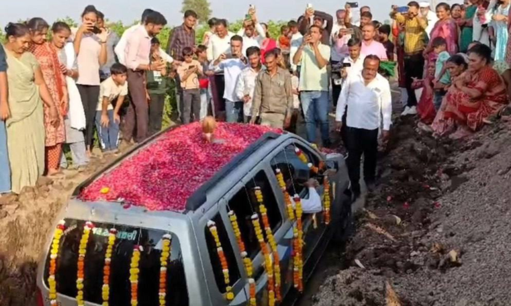 Viral di India! Keluarga Ini Habiskan Rp72 Juta untuk Pemakaman Mobil Kesayangan