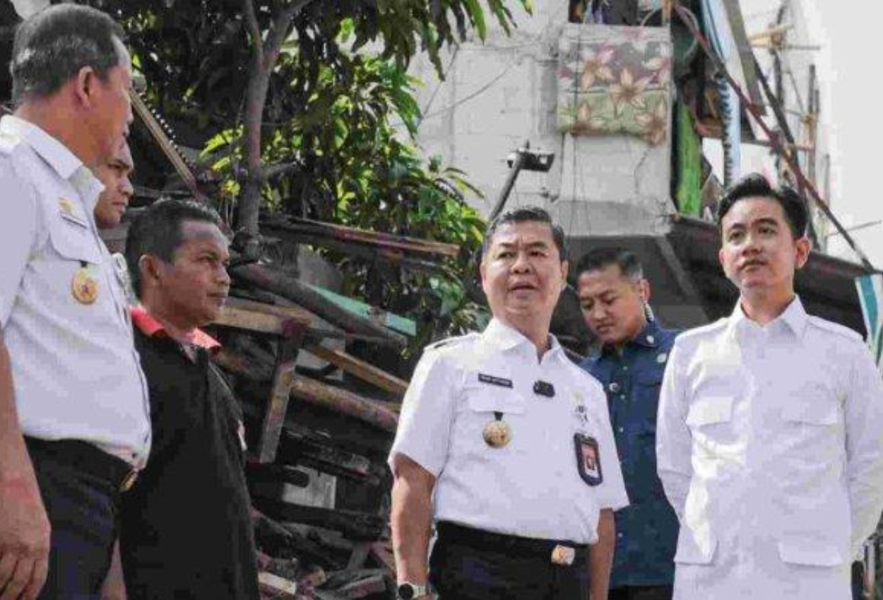 Wapres Gibran Tinjau Langsung Dampak Banjir Rob di Muara Angke