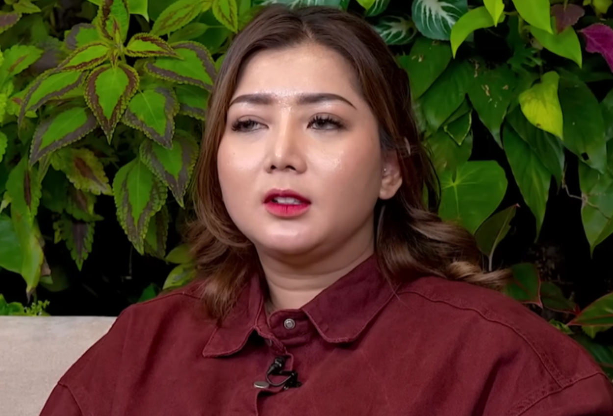 Dapat Penghargaan, Teh Novi Sindir Farhat Abbas Saya Berikan Prestasi Bukan Sensasi