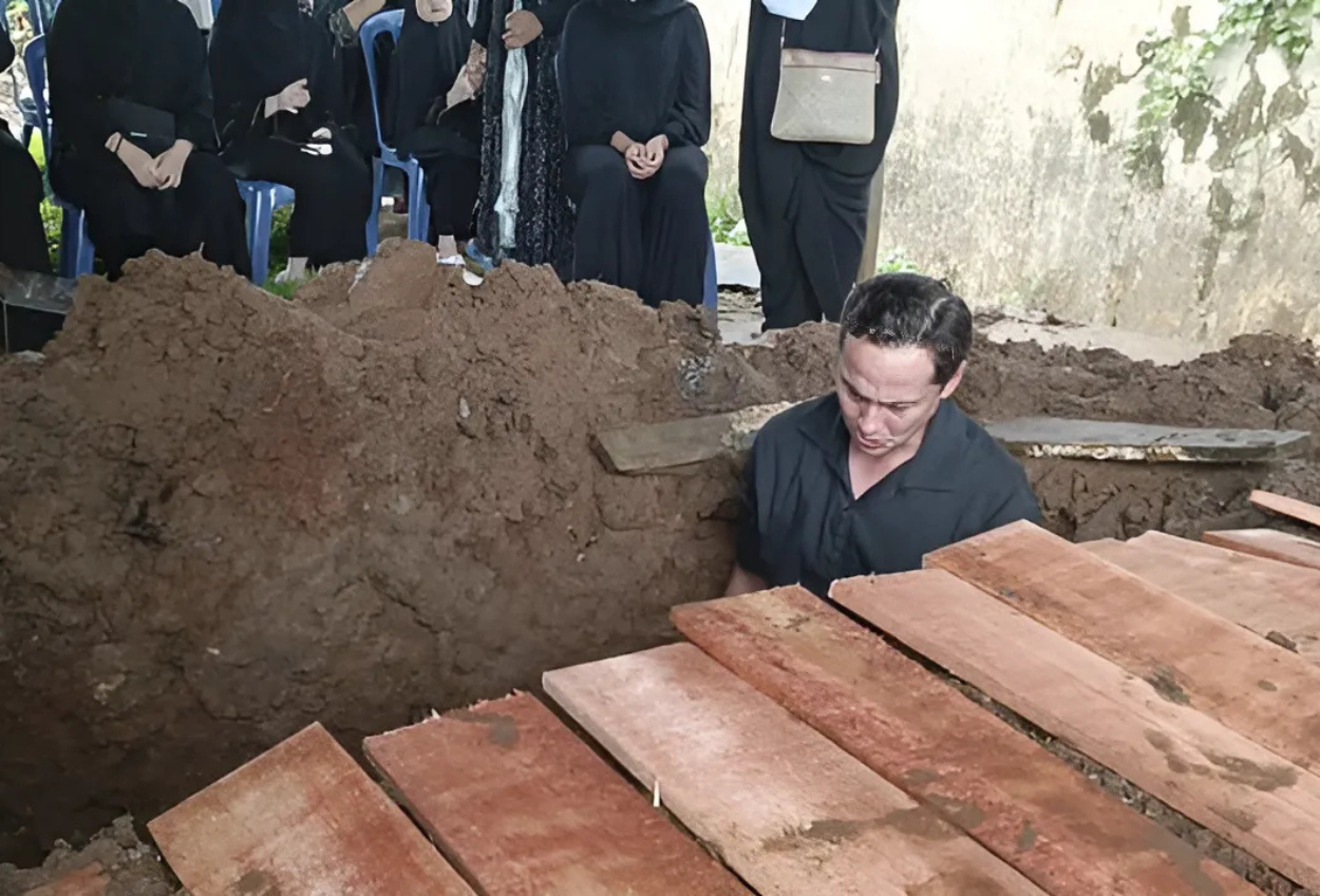 Ibunda Ussy Sulistiawaty Meninggal Dunia, Andhika Pratama Ikut Bantu Turun ke Liang Lahat