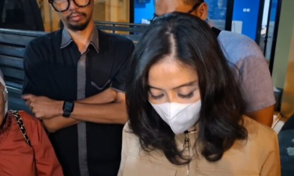 Jalani Pemeriksaan Polisi, Ibu Lady Aurellia Minta Maaf Usai Sopirnya Viral Pukuli Dokter Koas