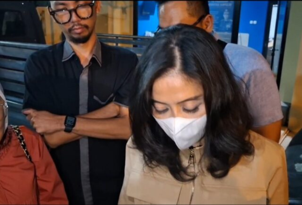 Jalani Pemeriksaan Polisi, Ibu Lady Aurellia Minta Maaf Usai Sopirnya Viral Pukuli Dokter Koas