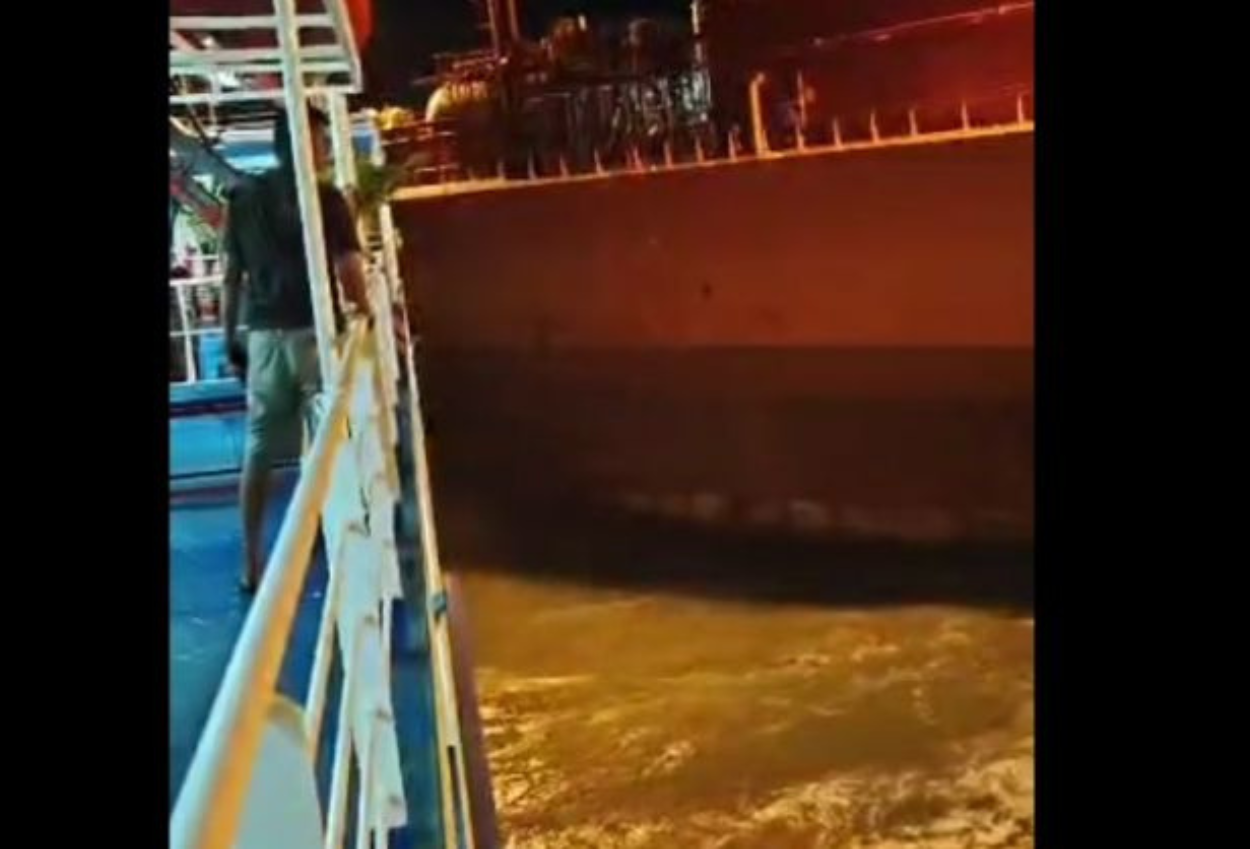 Kapal Feri Tabrakan dengan Kapal Tangker di Pelabuhan Merak, Diduga Akibat Cuaca Buruk