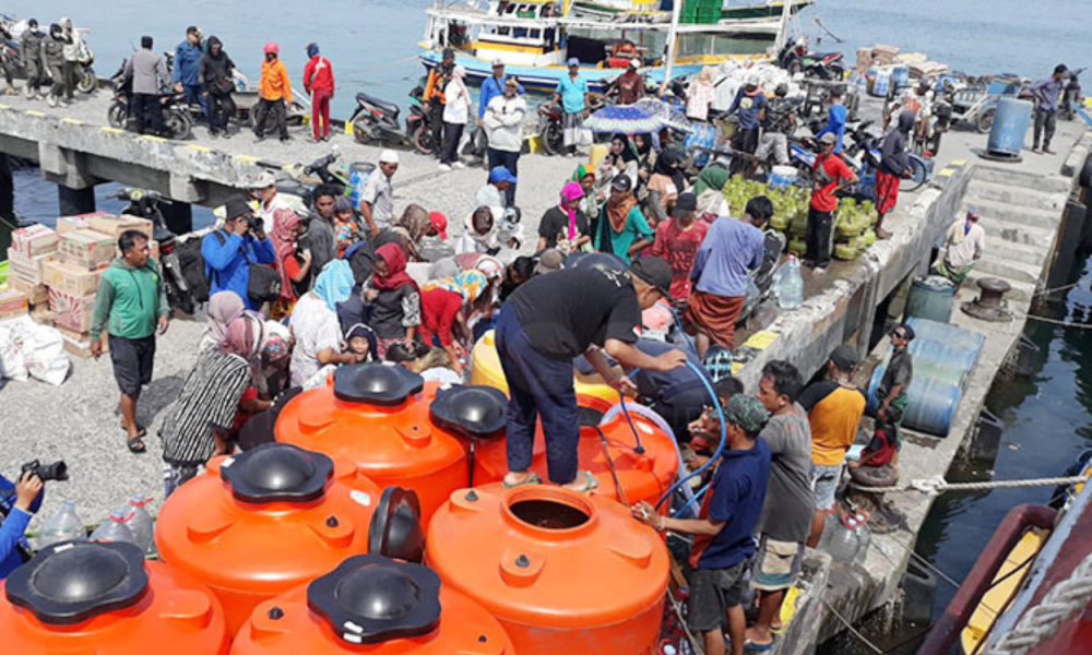 Krisis Air Bersih Melanda Pulau Gili Ketapang, Warga Berebut Air Kemasan di Pelabuhan