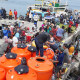 Krisis Air Bersih Melanda Pulau Gili Ketapang, Warga Berebut Air Kemasan di Pelabuhan