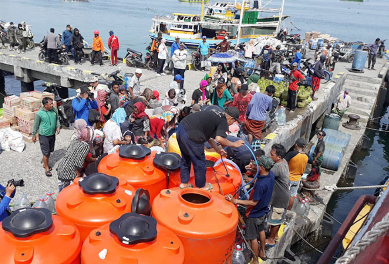 Krisis Air Bersih Melanda Pulau Gili Ketapang, Warga Berebut Air Kemasan di Pelabuhan