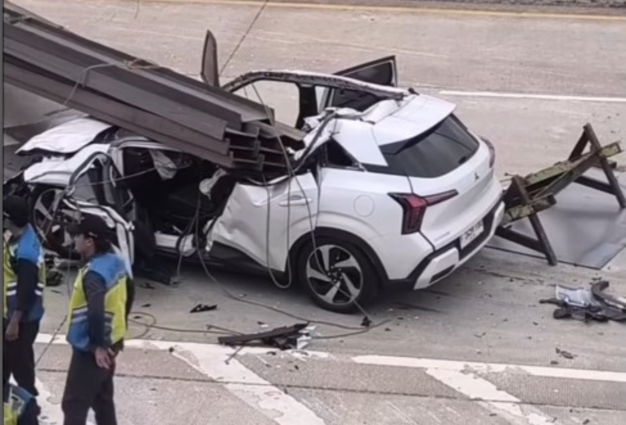 Laka Lantas di Tol Desari, Mobil Ringsek Parah Tertimpa Baja Konstruksi