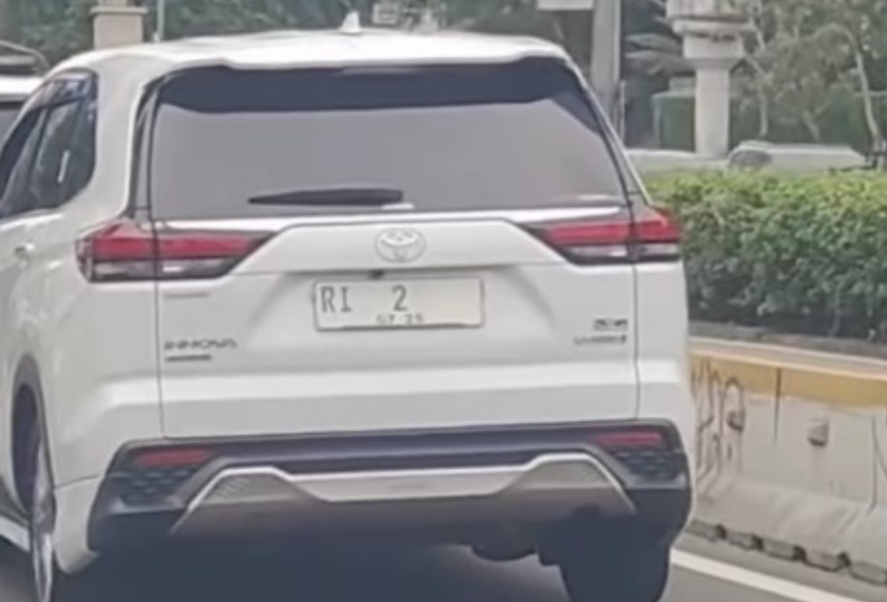 Mobil Dinas Gibran Rakabuming Ikut Macet macetan di Bundaran HI, Netizen Ih Sederhana Banget!