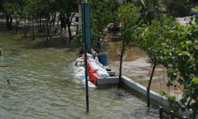 Pantai Ancol Dilanda Banjir Rob, Tembok Pembatas Bocor Nyaris Roboh