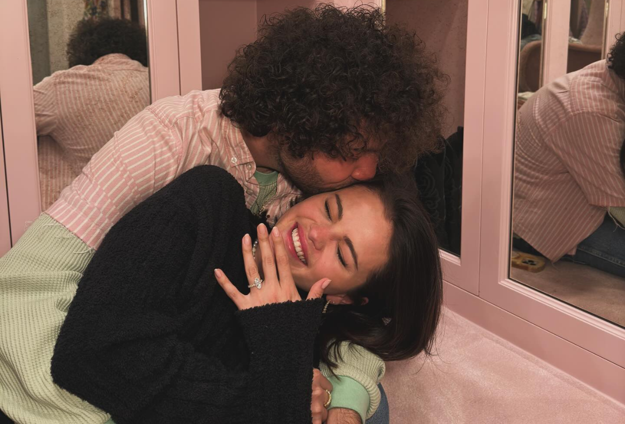 Selena Gomez Dilamar Benny Blanco Pakai Cincin Berlian Mewah