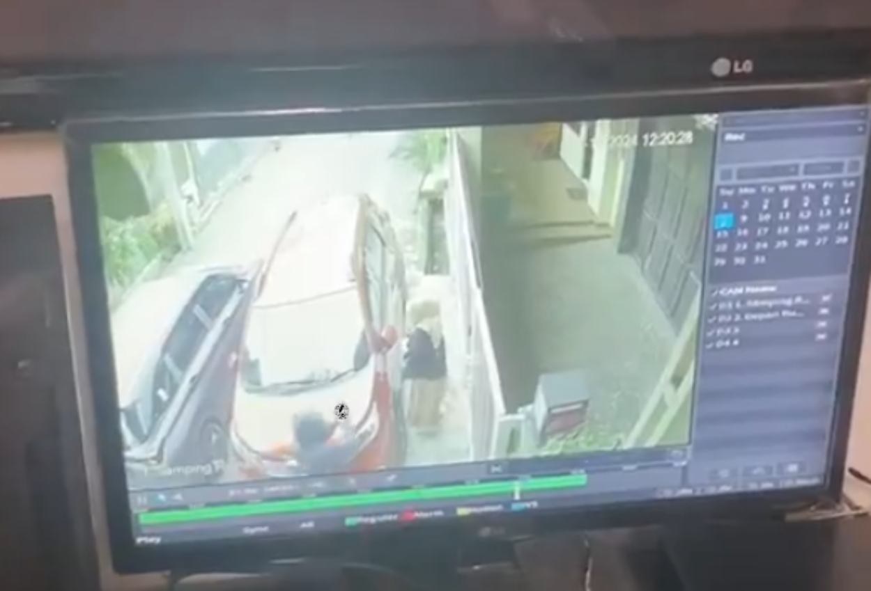 Terekam CCTV, Seorang Ibu di Bandung Diculik dan Ditodong Senjata Api