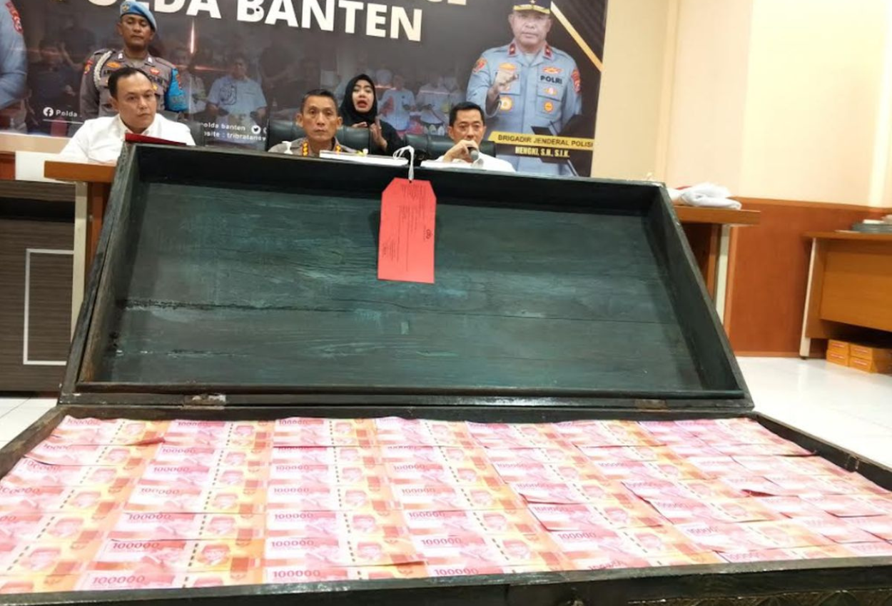 Akui Bisa Gandakan Uang, Ternyata Ustaz Ponpes di Pandeglang Beli Uang Palsu secara Online