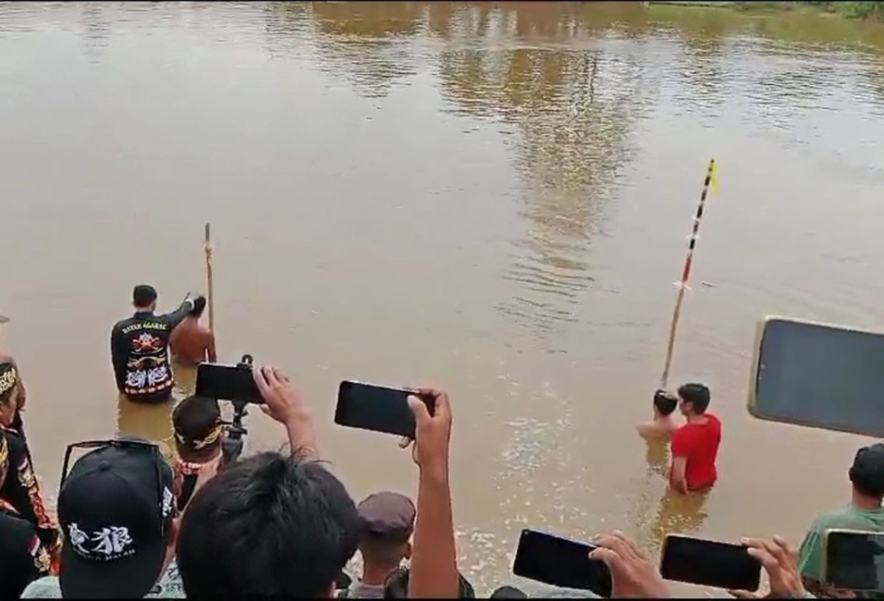 Dua Pria Jalani Ritual Adat Dayak untuk Bongkar Kasus Pembunuhan jika Muncul Duluan, Dialah Pelakunya