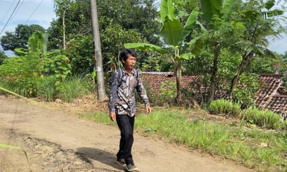 Guru Honorer di Sukabumi Jalan Kaki Tempuh 12 Km per Hari Hanya Digaji Rp200 Ribu