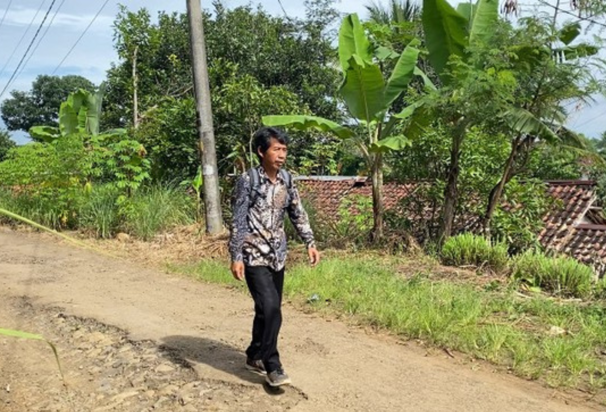 Guru Honorer di Sukabumi Jalan Kaki Tempuh 12 Km per Hari Hanya Digaji Rp200 Ribu