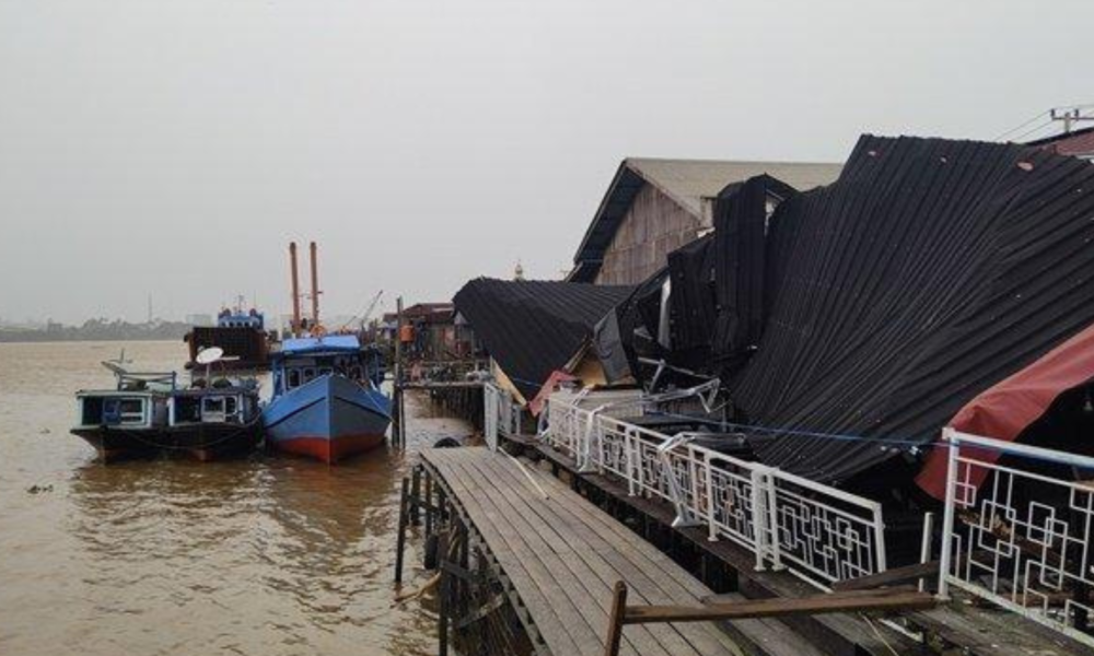 Kapal Tongkang Hantam Kafe di Pinggir Sungai Mahakam hingga Rugi Miliaran, Imbas Hujan Deras dan Angin Kencang