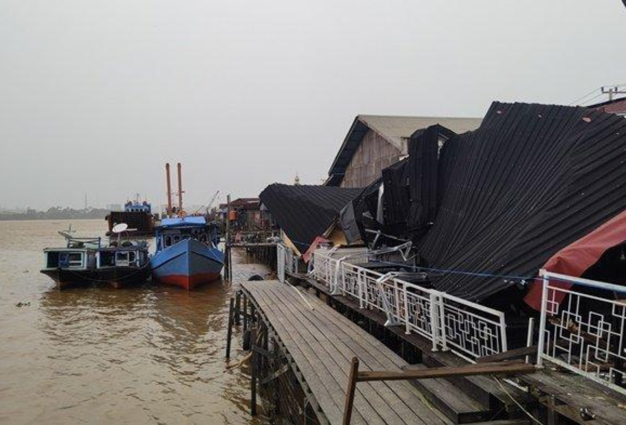 Kapal Tongkang Hantam Kafe di Pinggir Sungai Mahakam hingga Rugi Miliaran, Imbas Hujan Deras dan Angin Kencang
