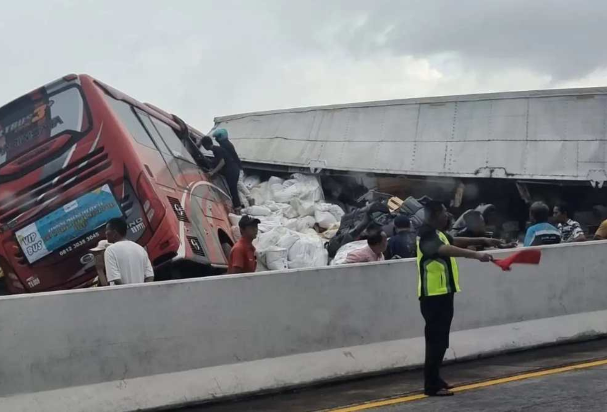 Kecelakaan Maut di Tol Pandaan Malang, Bus Pariwisata Tabrak Truk Gegara Tak Kuat Nanjak