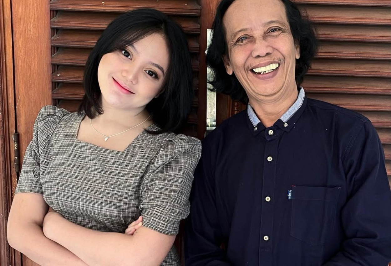 Komedian Mandra Nikmati Hari Tua dengan Memilih Berpetualang Naik Mobil Jeep bareng Sang Anak