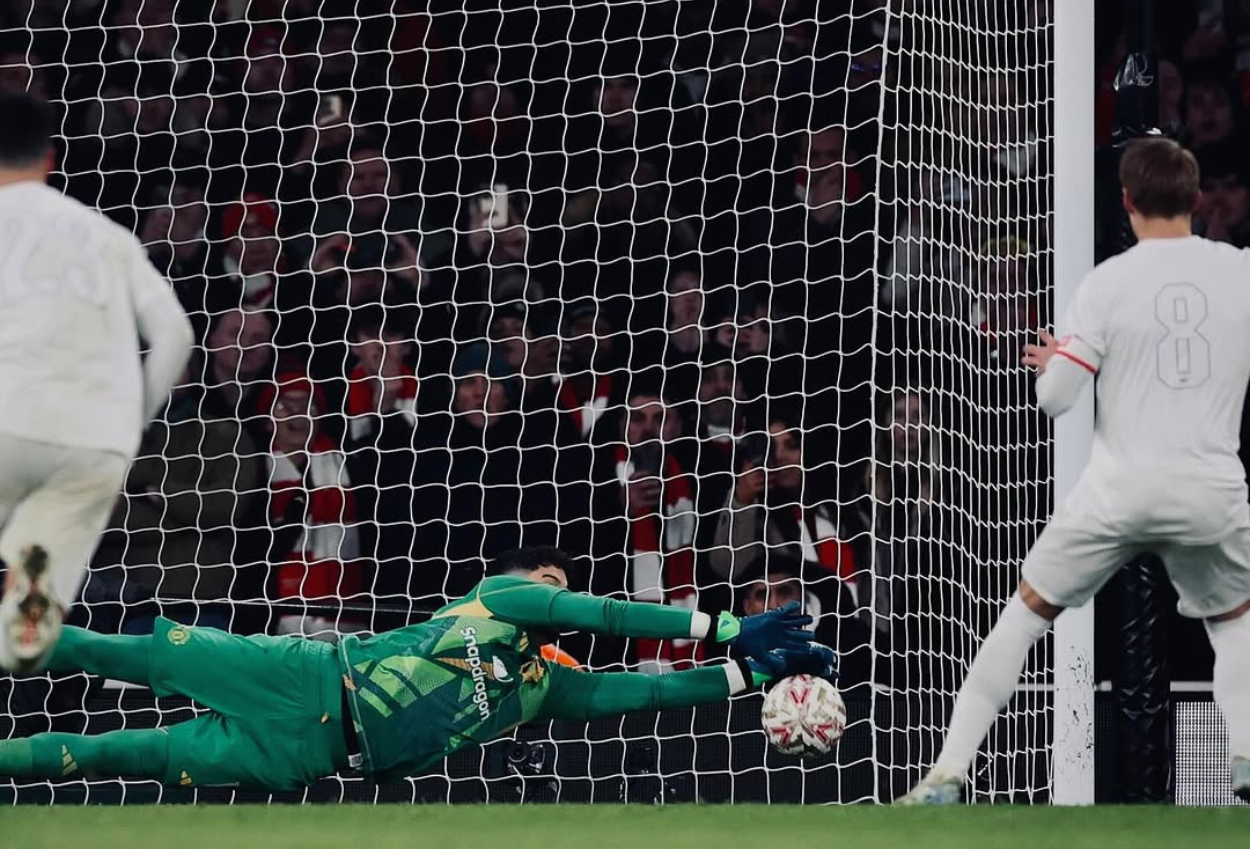 Netizen Sebut Aksi Gemilang Altay Bayindir Mirip David De Gea