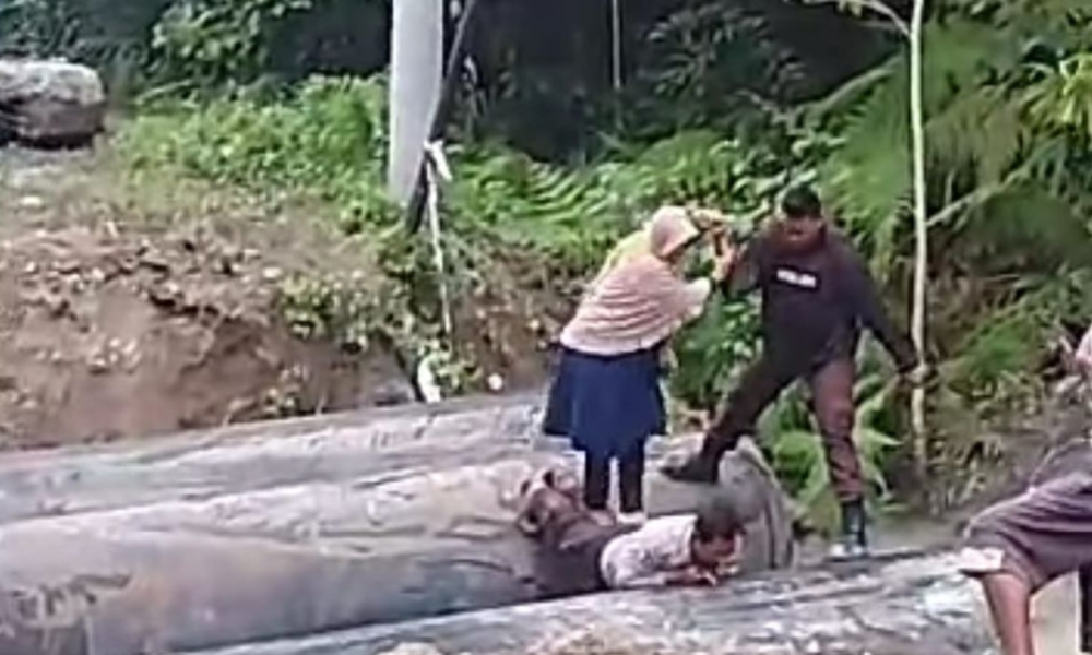 Polisi Beri Apresiasi Polisi di NTT yang Punggungnya Rela jadi Jembatan untuk Ibu dan Anak saat Jalan Terputus