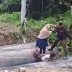 Polisi Beri Apresiasi Polisi di NTT yang Punggungnya Rela jadi Jembatan untuk Ibu dan Anak saat Jalan Terputus
