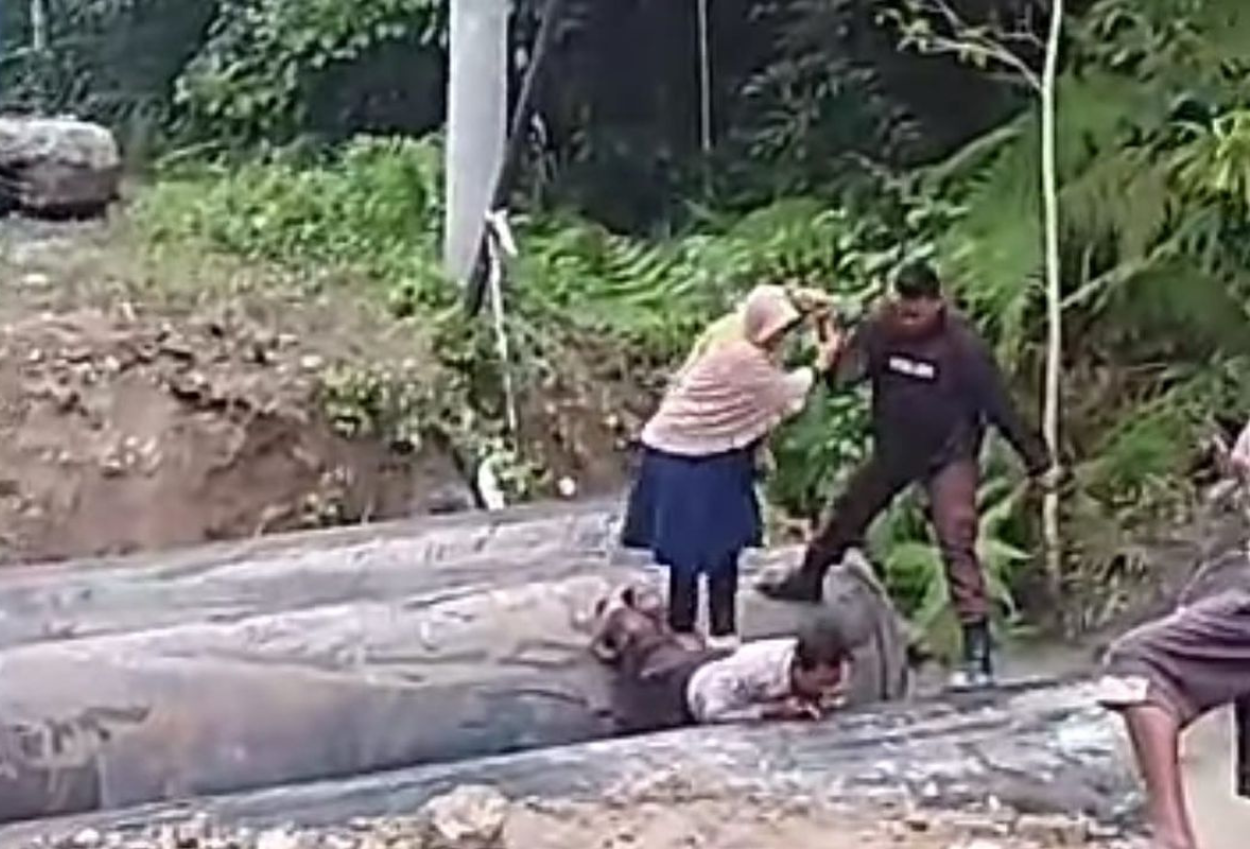 Polisi Beri Apresiasi Polisi di NTT yang Punggungnya Rela jadi Jembatan untuk Ibu dan Anak saat Jalan Terputus