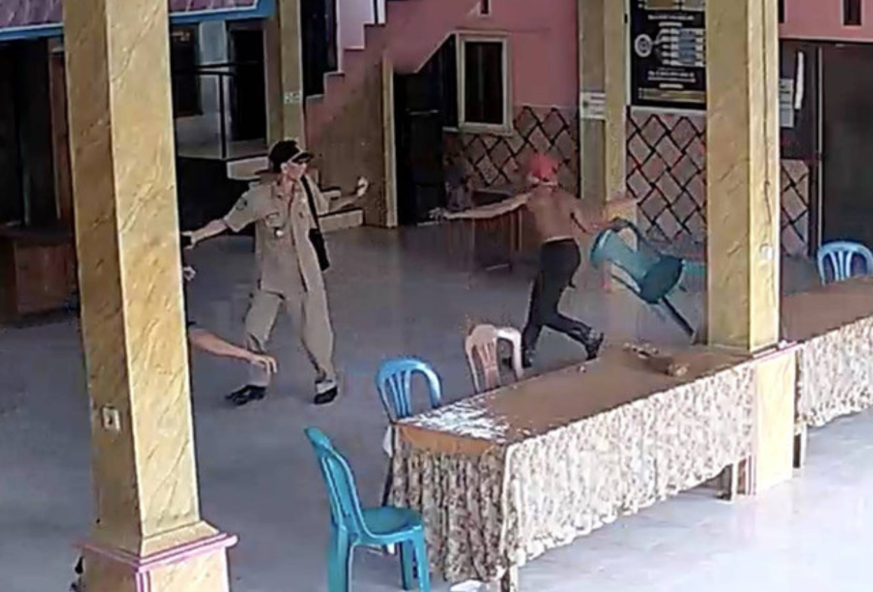Pria Ngamuk Gegara Sertifikat Tanah Diduga Dijaminkan ke Bank oleh Kades di Situbondo