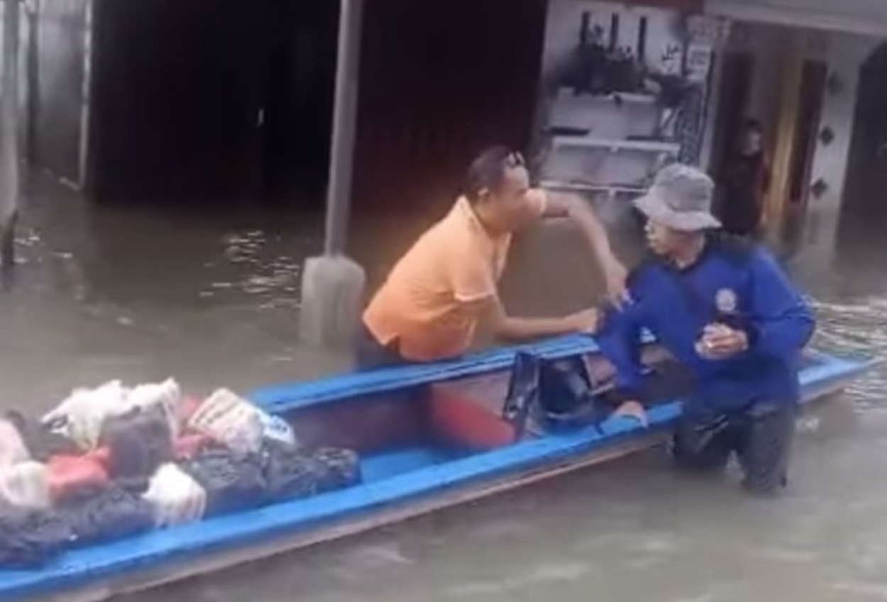 Relawan Diduga Ditampar Warga saat Berikan Bantuan kepada Korban Banjir di Kalbar