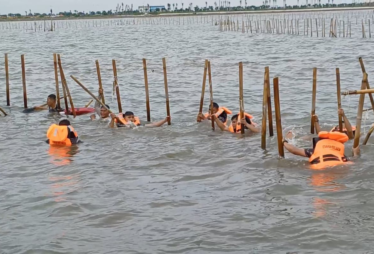 Sebanyak 600 Personel TNI AL Bongkar Pagar Laut di Tangerang