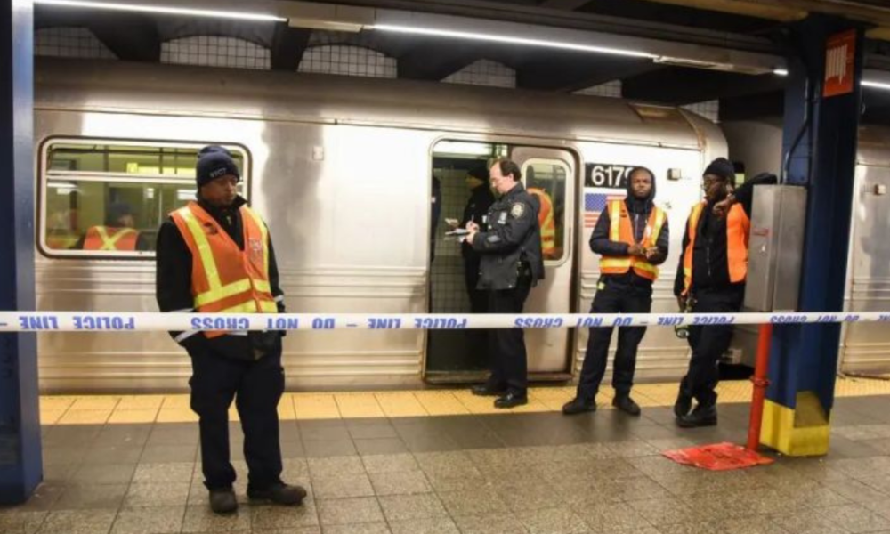 Seorang Pria Bakar Wanita di Kereta Bawah Tanah New York dan Menontonnya Terbakar hingga Tewas