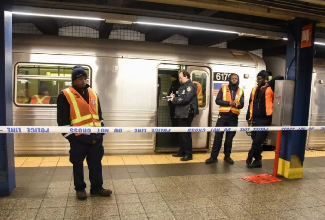 Seorang Pria Bakar Wanita di Kereta Bawah Tanah New York dan Menontonnya Terbakar hingga Tewas