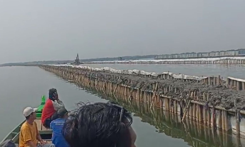 Setelah Tangerang, Pagar Laut Sepanjang 8 Km Kini Ditemukan di Perairan Bekasi