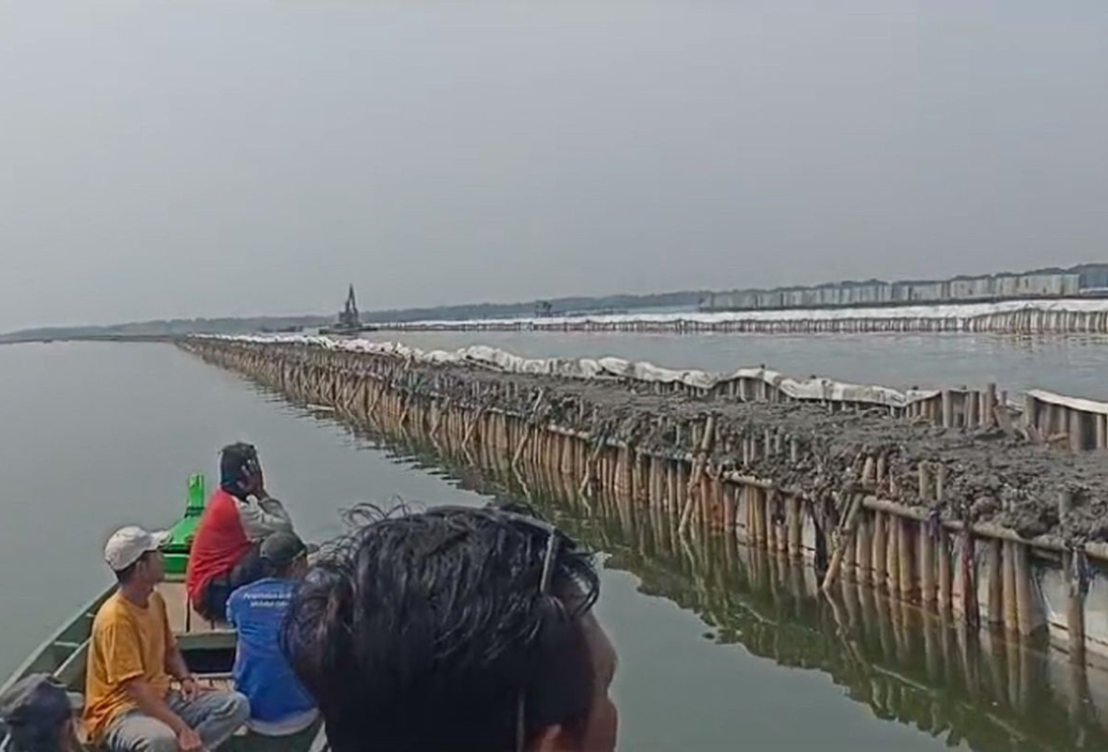 Setelah Tangerang, Pagar Laut Sepanjang 8 Km Kini Ditemukan di Perairan Bekasi