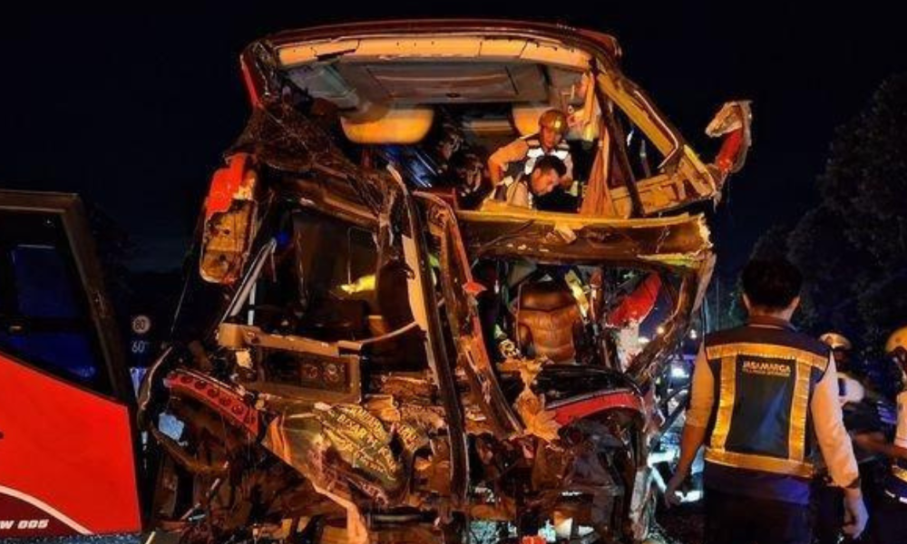 Tabrakan Maut di Tol Cipularang Bus Peziarah Tangerang Tabrak Truk, Dua Korban Tewas