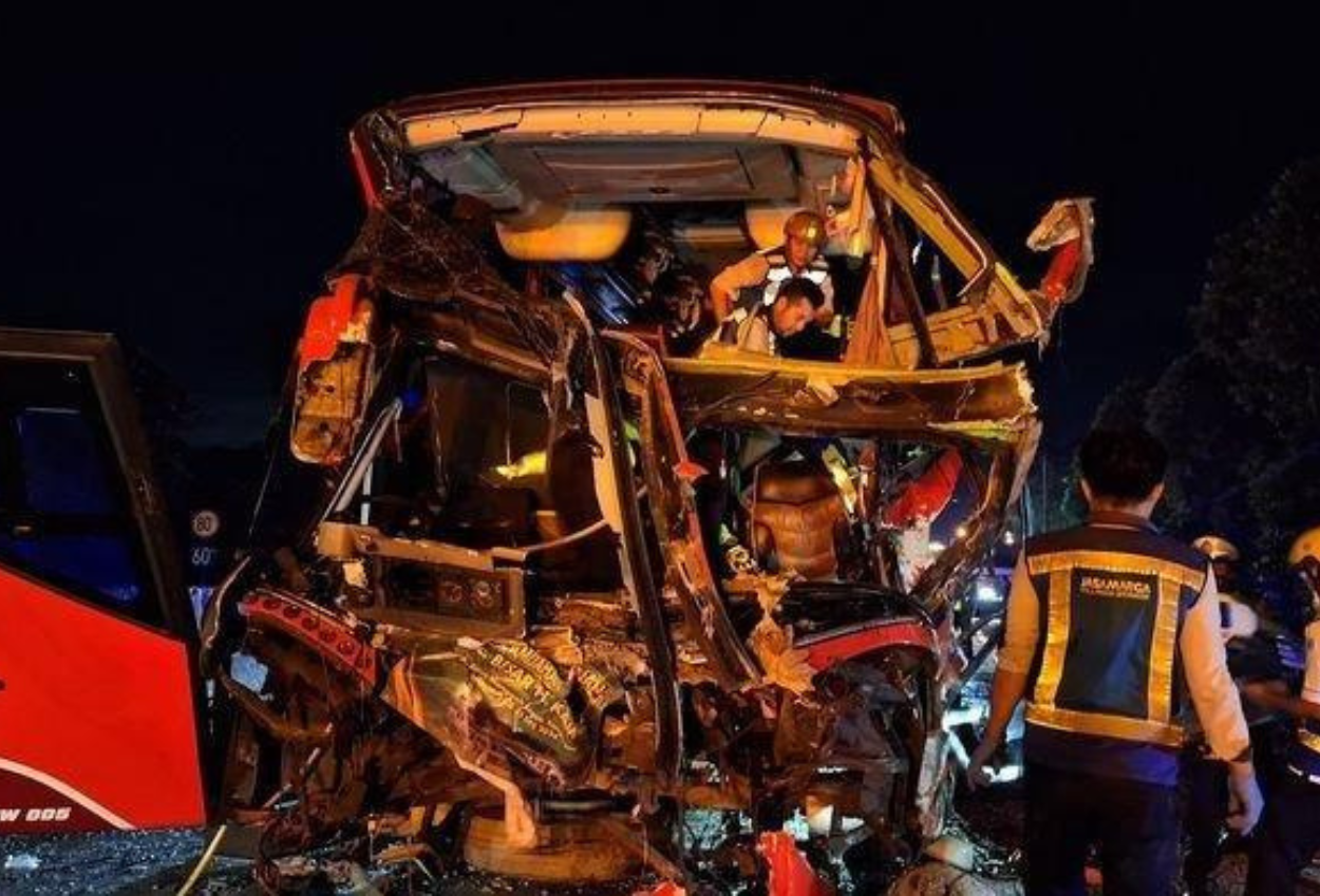 Tabrakan Maut di Tol Cipularang Bus Peziarah Tangerang Tabrak Truk, Dua Korban Tewas