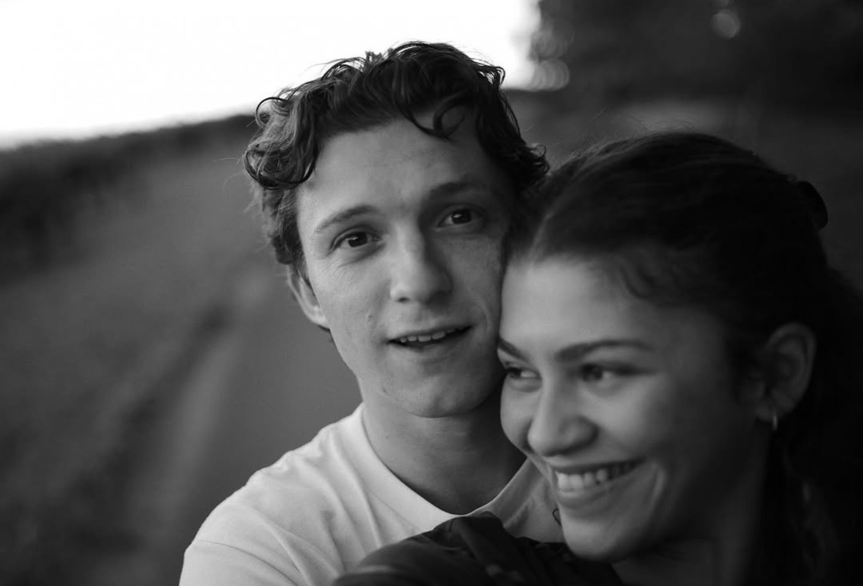 Tom Holland dan Zendaya Dikabarkan Tunangan, Pamer Cincin Berlian di Golden Globes