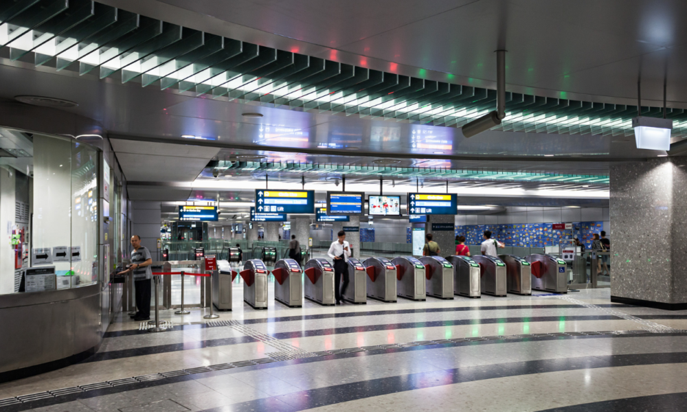 Turis China Didenda Rp24 Juta Usai Buang Air Kecil di Eskalator MRT Singapura