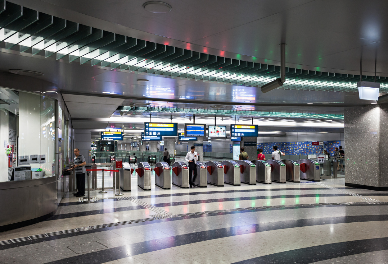 Turis China Didenda Rp24 Juta Usai Buang Air Kecil di Eskalator MRT Singapura