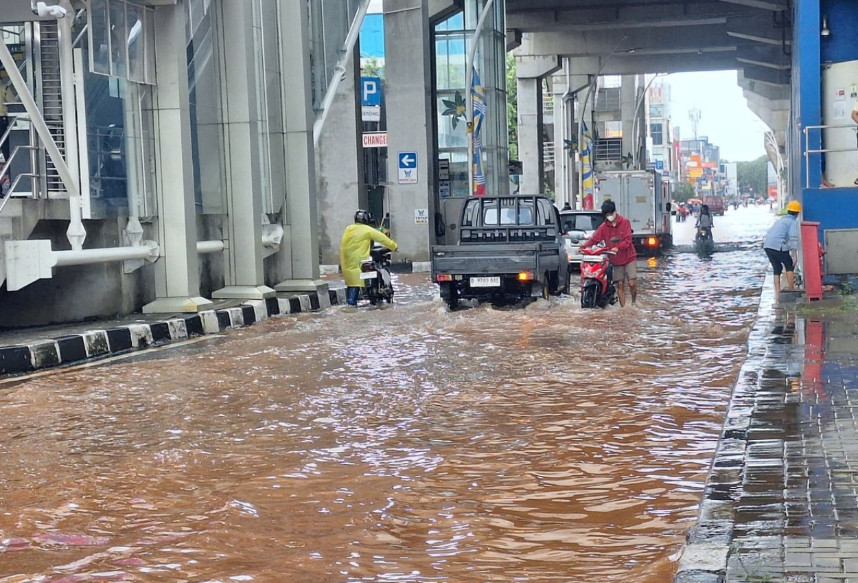 Update Terbaru Banjir Jakarta, Sebanyak 14 RT dan 3 Ruas Jalan Masih Tergenang