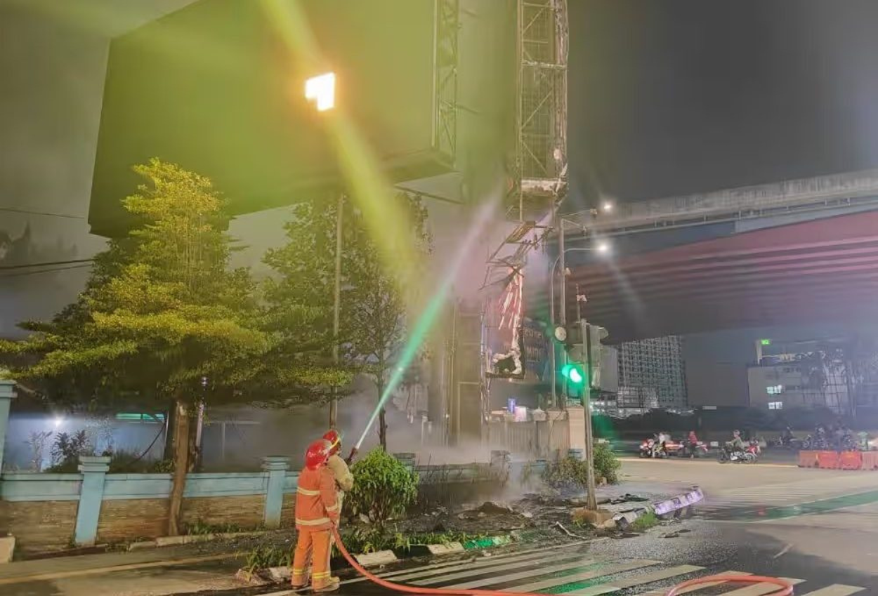 Videotron di Jalan Ahmad Yani Bekasi Terbakar Diduga karena Korsleting Listrik