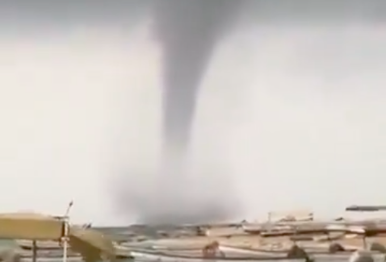 Viral! Cuaca Ekstrem di Makkah Sebabkan Pusaran Angin Mirip Tornado