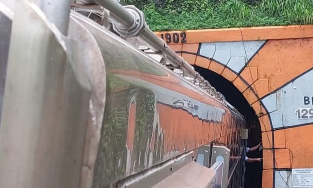 Viral! Kereta Api Nyangkut di Terowongan Gumitir Jember, KAI Angkat Bicara