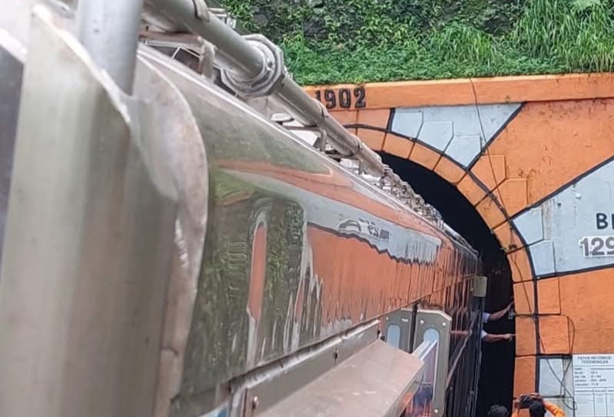 Viral! Kereta Api Nyangkut di Terowongan Gumitir Jember, KAI Angkat Bicara